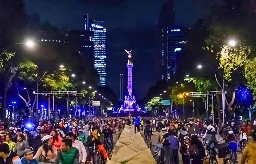 Disfrutando del paseo en bici en reforma cdmx